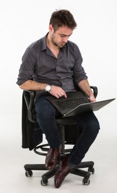 yorgun katip laptop ile çalışır.