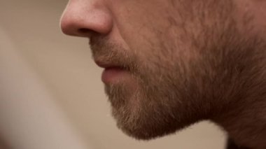 Adam sigara raylar üzerinde.