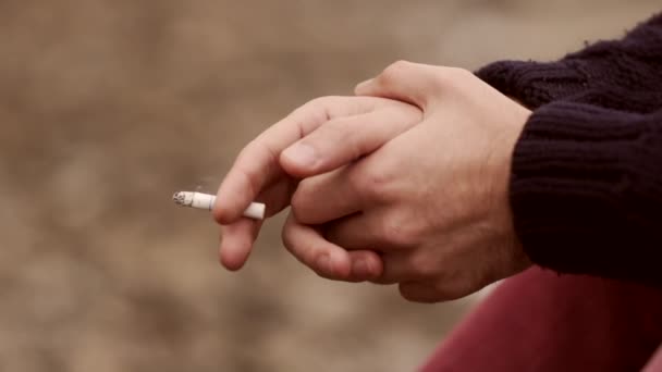 Рука людини з цигаркою . — стокове відео