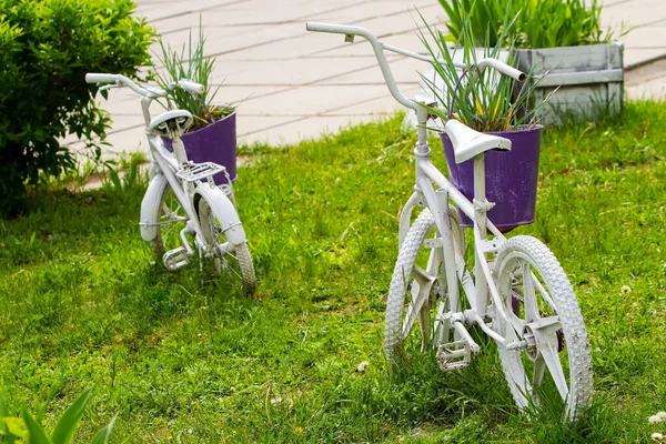 Las Bicicletas Los Niños Viejos Pintan Blanco Utilizan Parterre Calle Fotos de stock