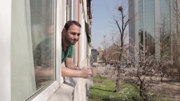 Seorang Pria Dengan Cangkir Beige Tangan Kanannya Muncul Jendela Terbuka — Stok Video
