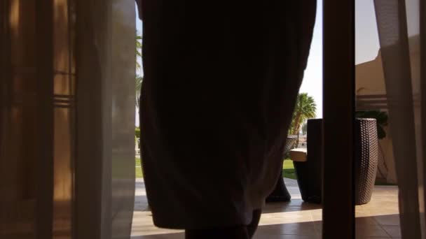 Beyaz Cüppeli Beyaz Bardaklı Bir Adam Terasta Odayı Terk Ediyor — Stok video