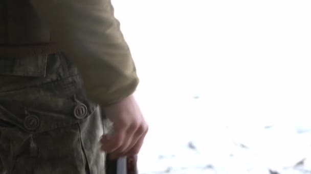 右手にAk47ライフルの薬莢を持っている武装した男がフルHdの音もなく — ストック動画