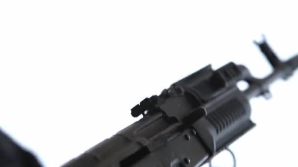 Homem Segura Rifle Kalashnikov Suas Mãos Muda Fechadura Segurança Para — Vídeo de Stock