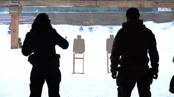 Bir Adam Bir Kadın Kışın Atış Poligonunda Ateş Ediyorlar Hedefin — Stok video