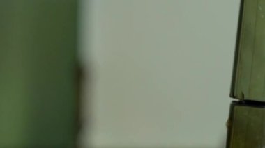 Gayzer kahve makinesinin iki bölümünün birleşiminden, moka demliğinden, kaynayan kahvenin basınçla kaçmasından, soldan sağa kamera hareketinden, aşırı yakın çekim, ses yok, Full HD.