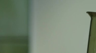 Bir gayzer kahve makinesinin ağzından, moka pot, köpüklerle kapağı kaldırmak, kaynayan kahve patlamaları. Kamera soldan sağa hareket ediyor, aşırı yakın plan, ses yok, Full HD.