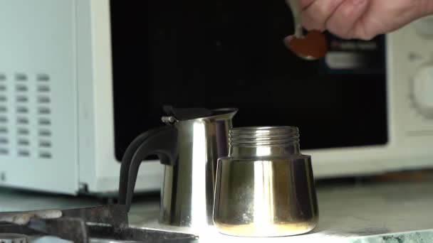 男人用右手 把碎咖啡倒入间歇泉的咖啡壶里 摩卡一壶 特写镜头 全高清 — 图库视频影像