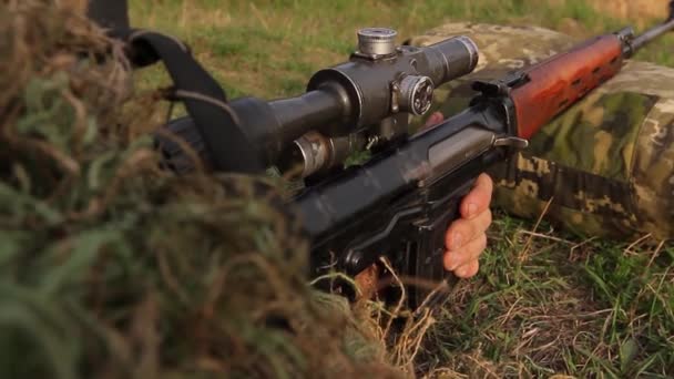 Odstřelovač Maskovaném Sniperském Obleku Při Ležení Provádí Zaměřenou Střelbu Odstřelovací — Stock video