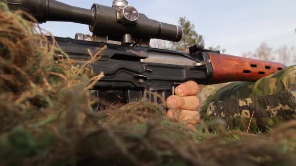 Ein Scharfschütze Einem Getarnten Scharfschützenanzug Zielt Liegen Lange Auf Ein — Stockvideo