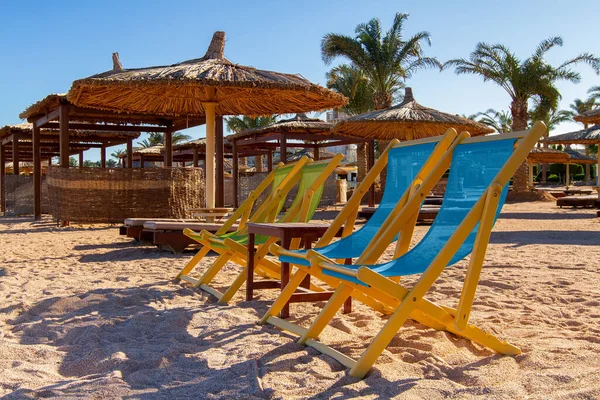 Чотири Сонцестоянки Стіл Безлюдному Пляжі Сонячні Комори Парасольки Берегах Червоного Стокове Фото
