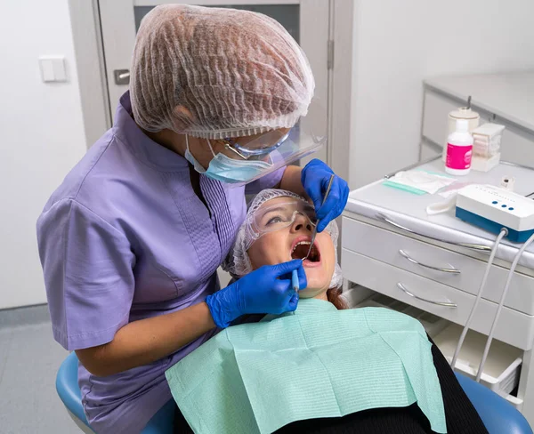 Aide Miroir Dentaire Une Sonde Dentaire Dentiste Examine Cavité Buccale Images De Stock Libres De Droits