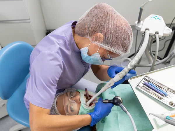 Стоматолог Незручному Положенні Допомогою Спеціалізованих Інструментів Лікує Ротову Порожнину Пацієнта Стокове Зображення
