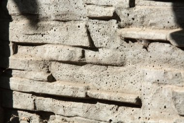 Gri şekilli beton bir duvarın parçası.