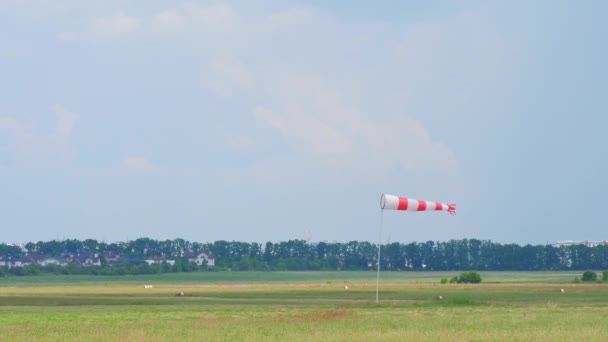 Een Kegelvormige Stof Windsok Van Rode Witte Kleur Ontwikkelt Zich — Stockvideo