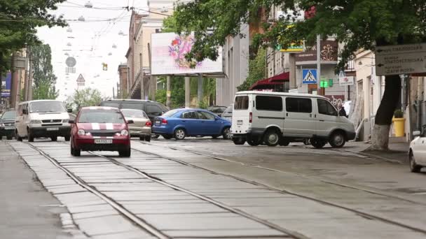 Kiev, Ucrania - 15 de mayo de 2014. Tráfico de vehículos en tranvías — Vídeo de stock