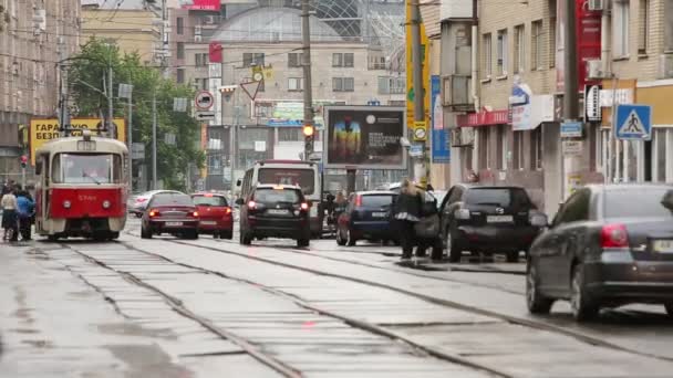 Kiev, Ucrania - 15 de mayo de 2014. Tranvía parada . — Vídeos de Stock