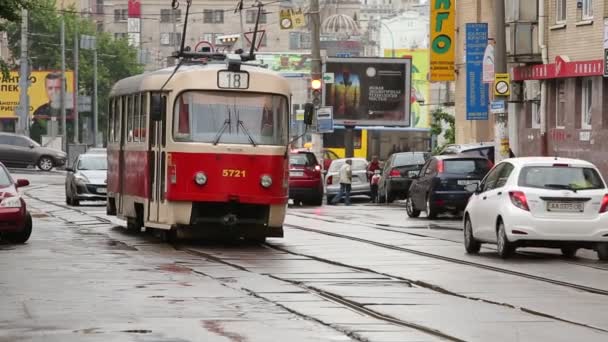 Kiev, Oekraïne - 15 mei 2014. Het verkeer van de tram. — Stockvideo