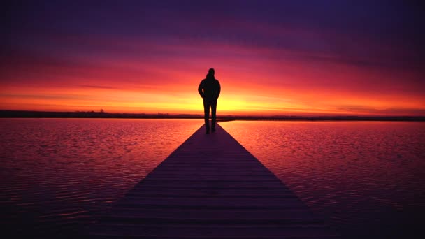 Man Enjoying Colourful Dawn Lake Walk Jetty — Stockvideo