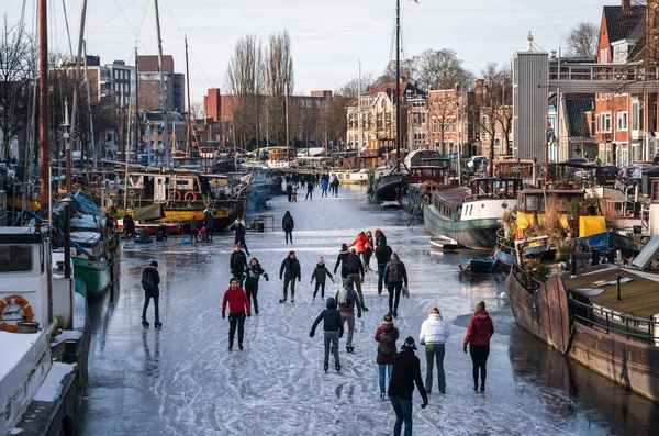 Schaatsers Grachten Van Stad Groningen Tijdens Een Koude Ochtenes Februari — стокове фото
