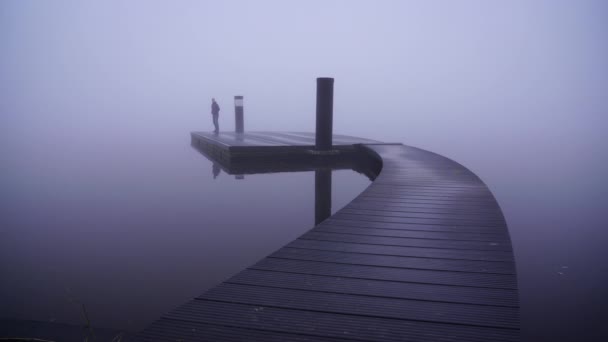 Man Walking Small Ponton Lake Very Foggy Morning Winter — 图库视频影像