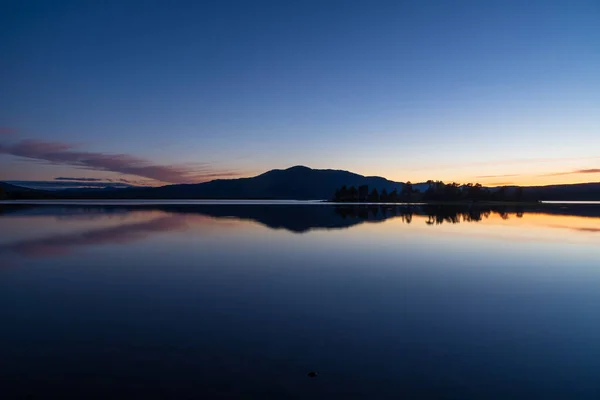 Atardecer Tranquilo Reflejado Lago Scandinavia Ottsjon Suecia — Foto de Stock