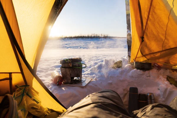 Cucinare Nel Vestibolo Una Tenda Durante Campeggio Invernale Lapponia Svezia — Foto Stock