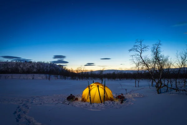 Crepuscolo Una Tenda Gialla Nella Neve Deserto Artico Della Lapponia — Foto Stock