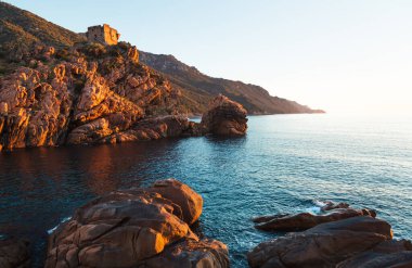 Bir yaz günü Porto Golf 'ündeki eski kule. Korsika, Fransa.