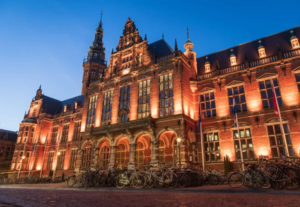 Groningen オランダ 2019年2月23日 夜に照明されたフローニンゲン大学のアカデミービル — ストック写真