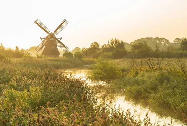 Traditionele Hollandse Windmolen Een Natuurgebied Een Zomerse Ochtend Groningen Nederland — Stockfoto