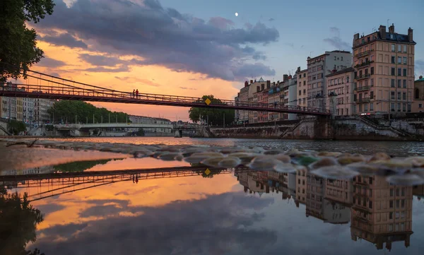 ソーン川の上の古い歩道橋で日没 フランス リヨン — ストック写真