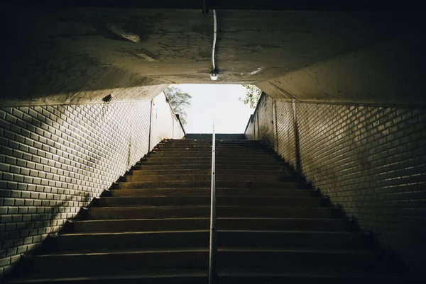 Şehirde boş eski bir tünel. Suç kavramı.