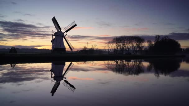 Neblig Winterliche Morgendämmerung Einer Windmühle Die Sich Einem Kanal Spiegelt — Stockvideo