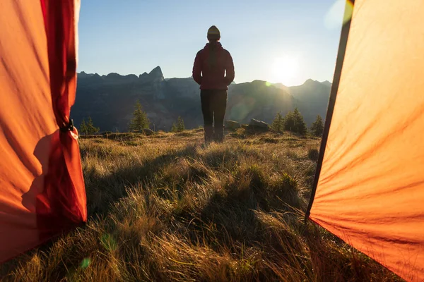 Genießen Sie Die Aussicht Vor Dem Zelt Während Eines Sommerlichen — Stockfoto