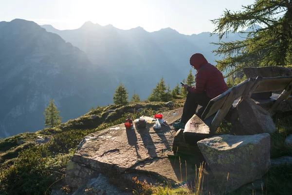 Eine Frau Checkt Ihr Smartphone Aus Ihrem Biwak Einem Schönen — Stockfoto