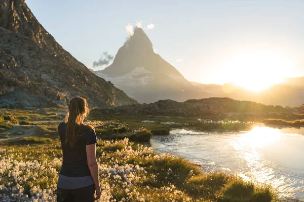 Frau Genießt Die Aussicht Vom Riffelsee Auf Das Berühmte Matterhorn — Stockfoto
