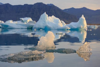 Jokulsarlon gölünde güzel bir yaz günbatımı - İzlanda.