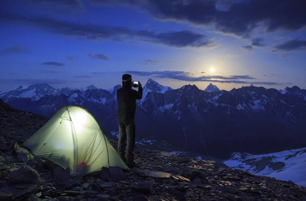 Bergsteiger Fotografiert Mit Seinem Smartphone Den Mondaufgang Über Dem Berühmten — Stockfoto