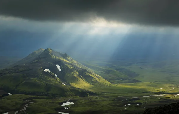 Sol Rompiendo Las Nubes Oscuras Una Montaña Sendero Senderismo Laugavegur — Foto de Stock