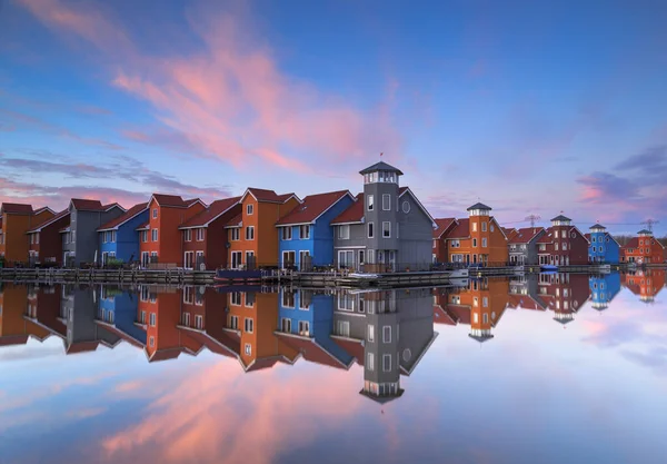 ウォーターフロントに住む オランダの小さな港に反映された静かな夕日 — ストック写真