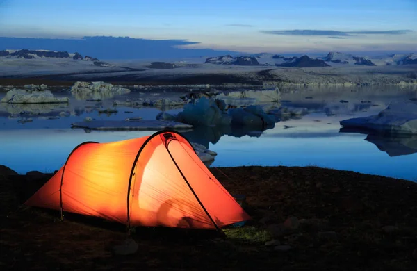 Zlanda Daki Jokulsarlon Gölünde Gece Boyunca Kırmızı Tünel Çadırı — Stok fotoğraf