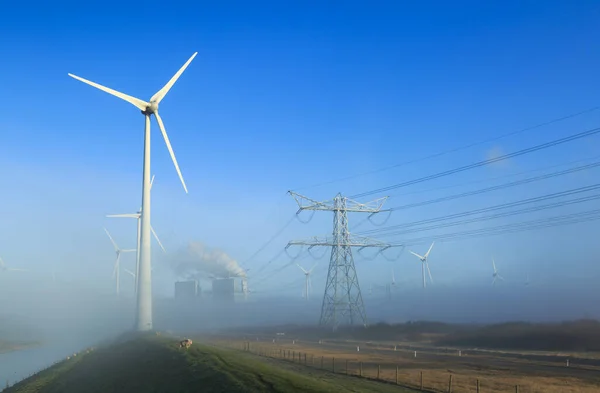 Turbiny Wiatrowe Wytwarzające Zrównoważoną Energię Mglisty Poranek Obszarze Przemysłowym — Zdjęcie stockowe