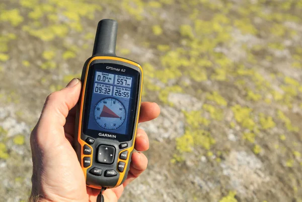 Dağlarda navigasyon için el bilgisayarı GPS 'i kullanılıyor.