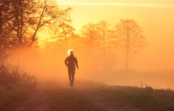 Concepto Deportivo Corredor Camino Grava Durante Amanecer Niebla Primavera Campo — Foto de Stock