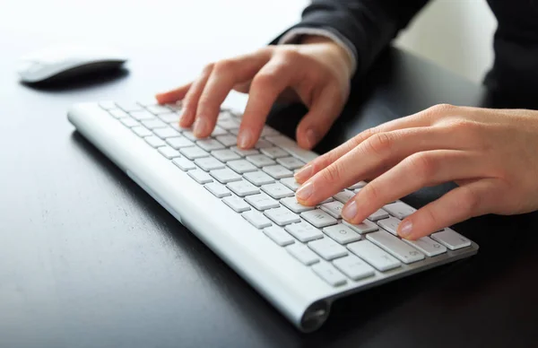 Klavye Bilgisayar Başında Çalışan Kadın Ellerinin Yakın Çekimi Sığ Dof — Stok fotoğraf
