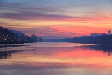 Lyon şehrindeki Saone Nehri 'nde renkli bir şafak..
