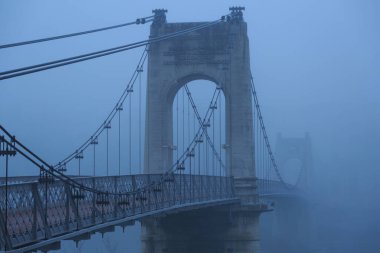 Bir sonbahar sabahı, Lyon 'daki Rhone nehri üzerindeki Passerelle du College köprüsünde sis vardı..