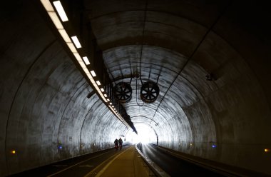 Tünel de la Croix-Rousse 'daki bisikletçi, Fransa' nın Lyon kentindeki toplu taşıma, bisiklet ve yayalar için yeni bir tünel..