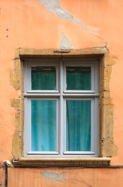 Fransa 'nın Lyon kentindeki Vieux-Lyon' da renkli, eski bir bina..